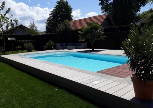 Place à la piscine coque Comores de Mediester à Saint-Vincent-de-Tyrosse, Capbreton, Indigo Piscines