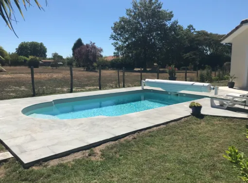 Plongez dans l'univers de la piscine coque "Malte" à Saubion, Capbreton, Indigo Piscines