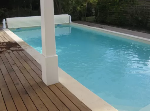 Petit jardin, grande piscine à Ondres, Capbreton, Indigo Piscines