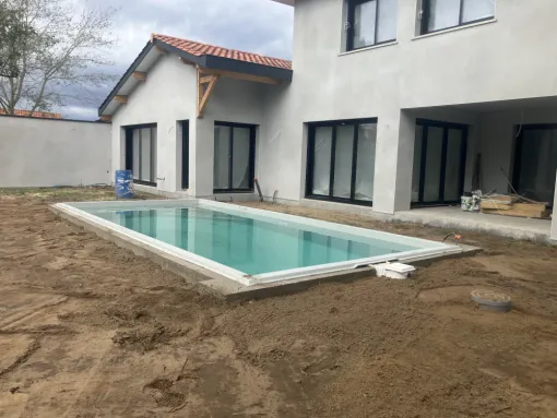 La piscine coque polyester « Cap Vert » s’invite à Tosse, Capbreton, Indigo Piscines