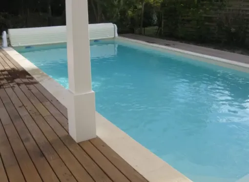 Petit jardin, grande piscine à Ondres, Capbreton, Indigo Piscines