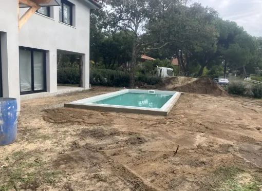 La piscine coque CAP VERT arrive à Tosse, Capbreton, Indigo Piscines