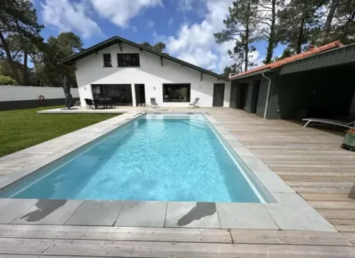 Piscine PALAOS avec plage immergée à Labenne, Capbreton, Indigo Piscines