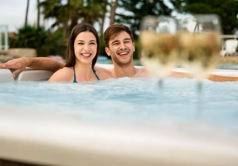 Où acheter un spa rigide et de bonne qualité format familial à installer sur une terrasse ?, Capbreton, Indigo Piscines