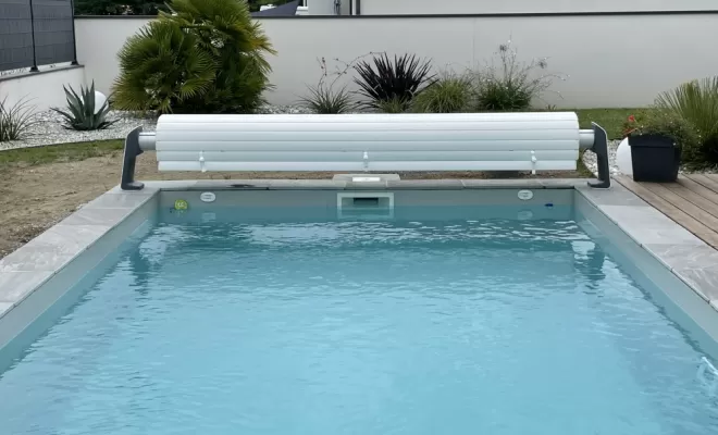 PISCINE BETON AVEC VOLET HORS SOL
