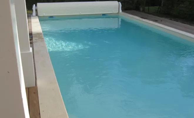 Petit jardin, grande piscine à Ondres, Capbreton, Indigo Piscines