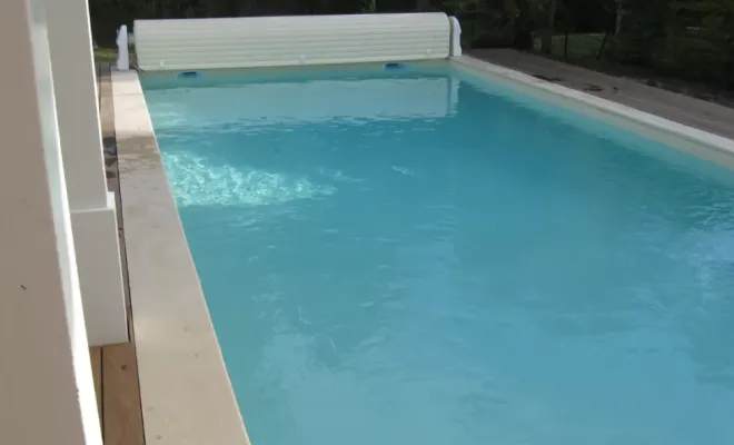 Petit jardin, grande piscine à Ondres, Capbreton, Indigo Piscines