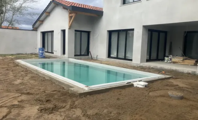 La piscine coque CAP VERT arrive à Tosse, Capbreton, Indigo Piscines